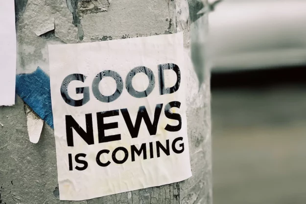 Am Baum hängt ein Zettel auf dem steht "Good News is coming"